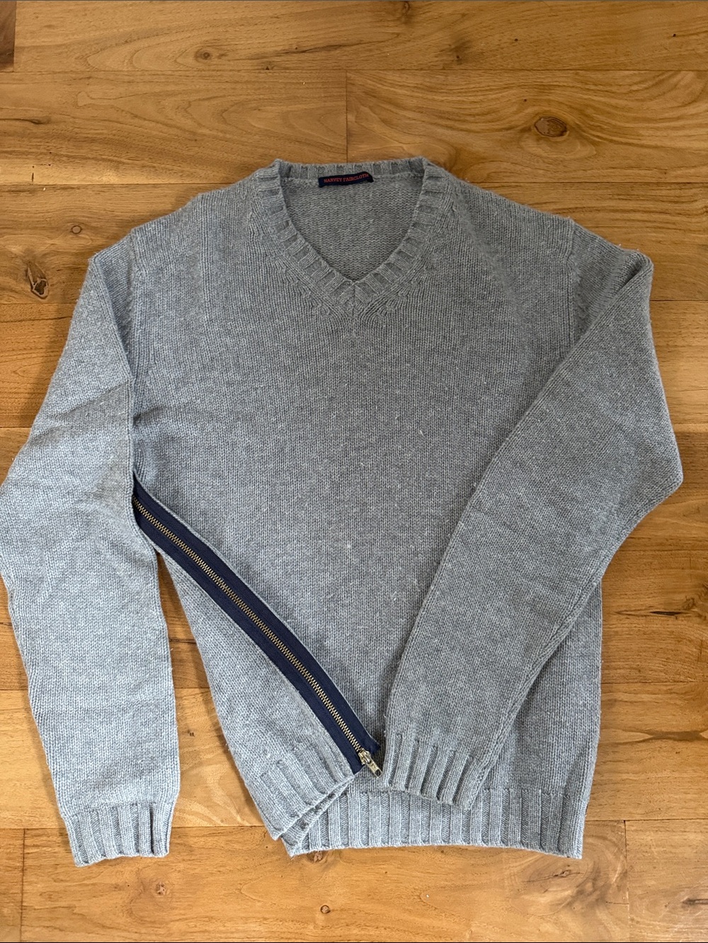 Classic V-Neck Cashmere Sweater | Light Gray | side zips